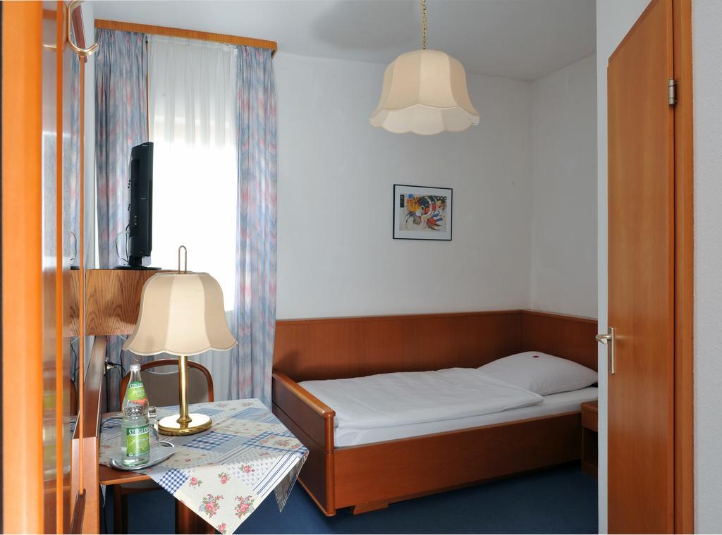 Hotel Gruener Baum Pommersfelden Ngoại thất bức ảnh