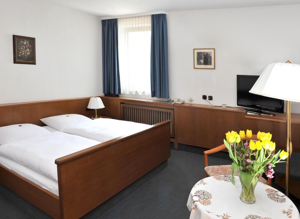 Hotel Gruener Baum Pommersfelden Ngoại thất bức ảnh